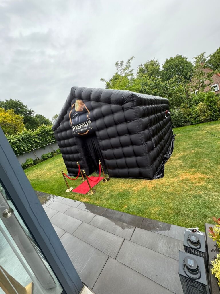 7×5 meter disco tent met rode loper en afzetpalen premium partytent – Luxe Opblaasbare Partytent Huren | Premium Partytent