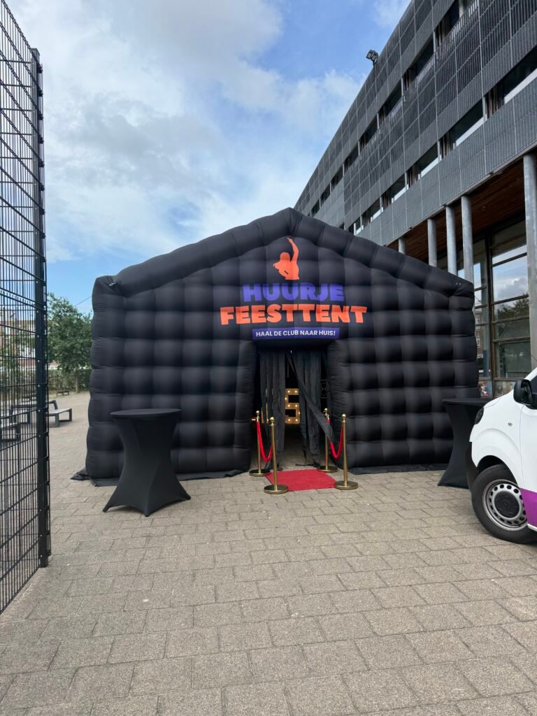 Opblaasbare discotent van 8x6 meter zoals wij die in Antwerpen neerzetten