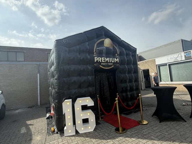Opblaasbare partytent van 4x4 meter in Heesch
