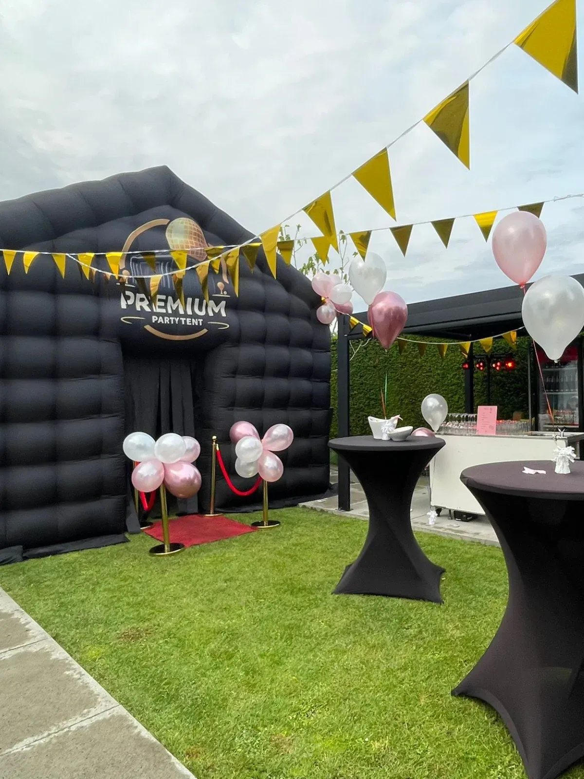 Goedkope opblaasbare partytent huren NL BE