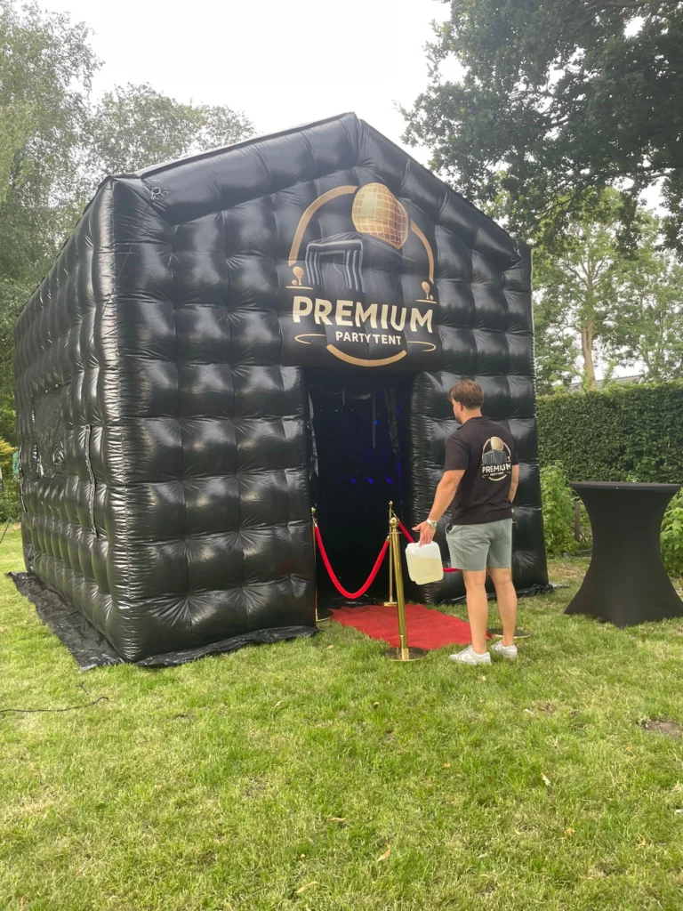 Cas, eigenaar van Premium Partytent, bij een opblaasbare partytent