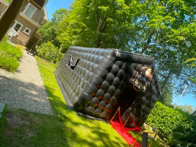 Opblaasbare partytent van 7x5 meter bij een tuinfeest in Doorn