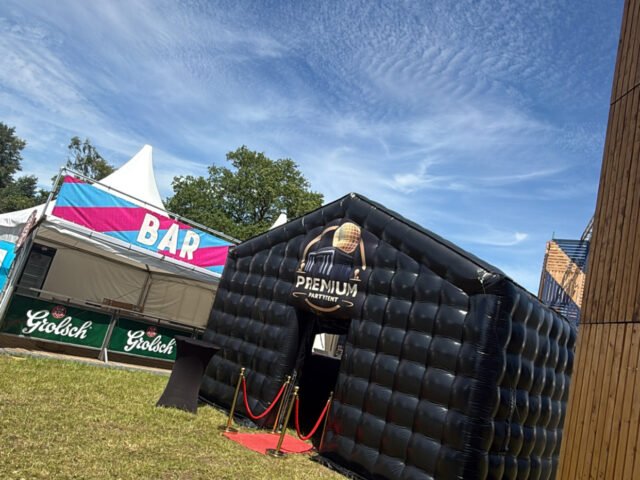 Opblaasbare partytent van 8x6 meter bij de zomerfeesten in Hengevelde