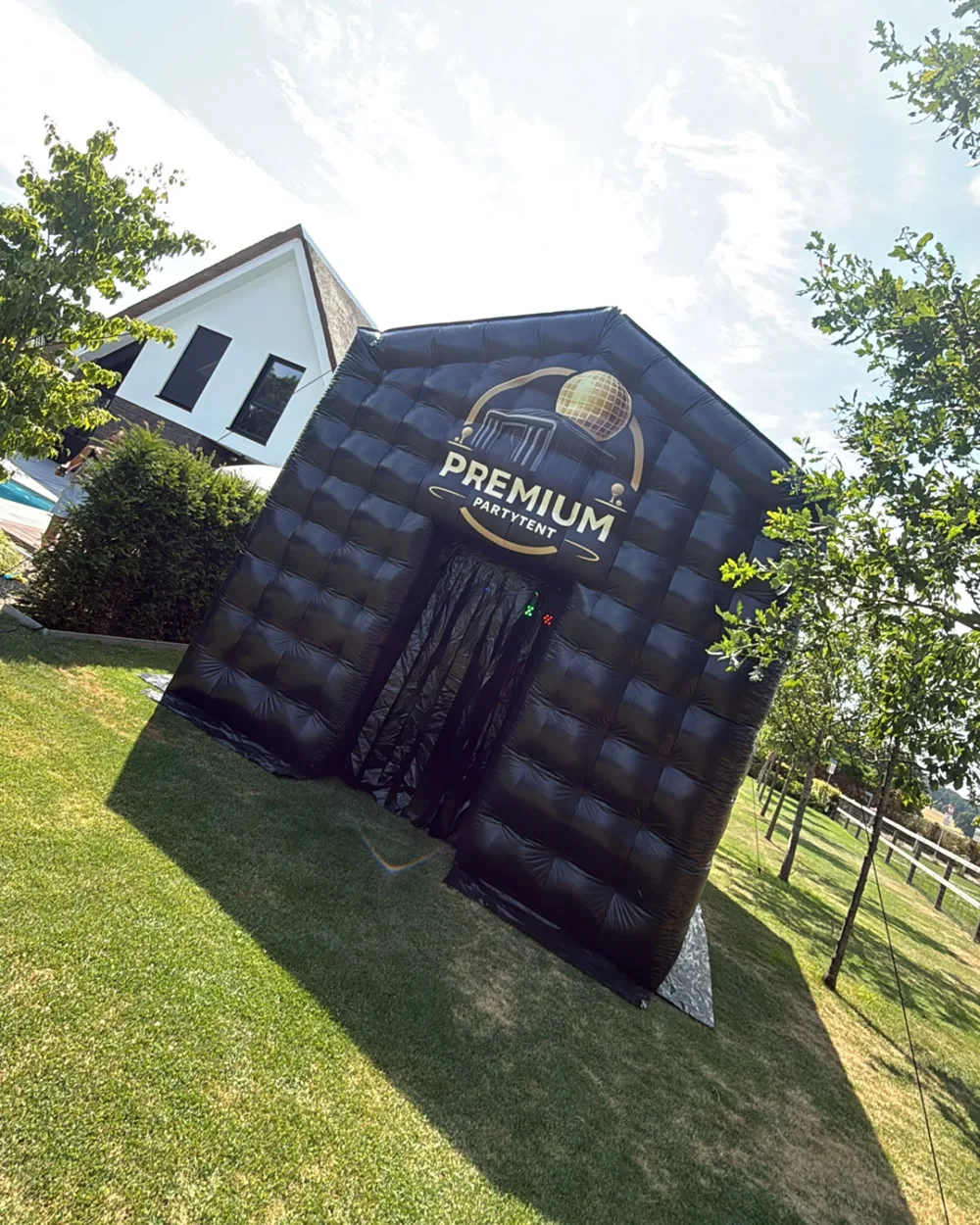 Opblaasbare discotent van 5,5x5 meter in een gemiddelde achtertuin