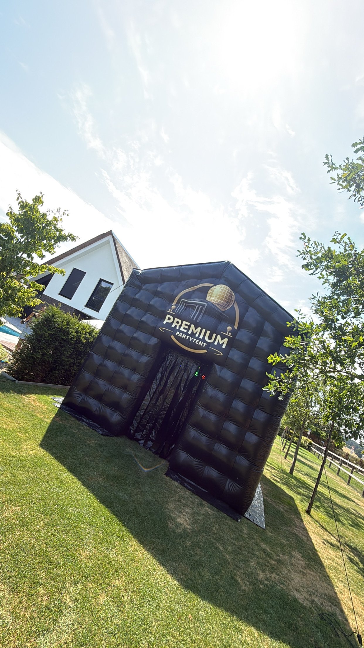 Opblaasbare feesttent tuinfeest