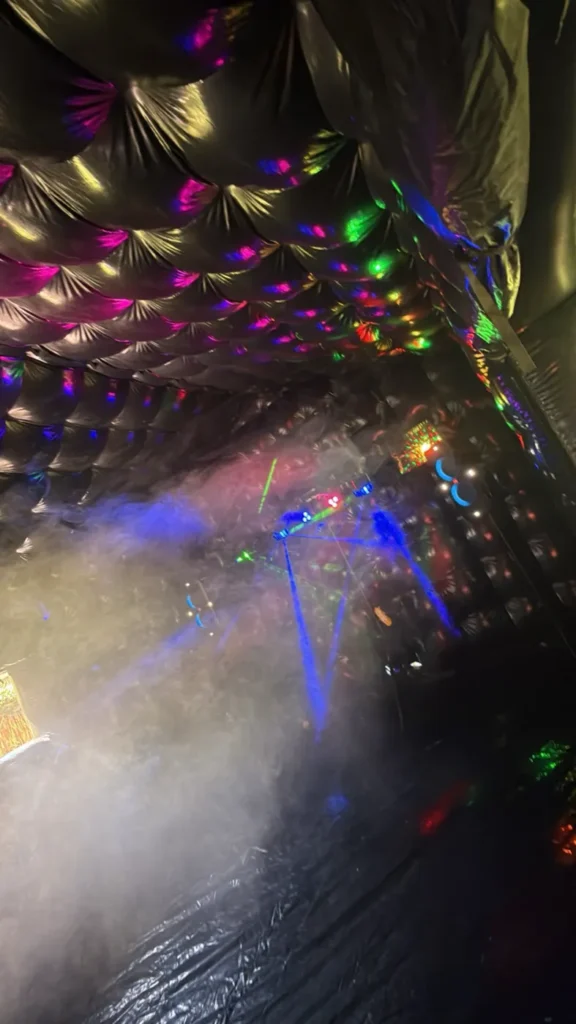 Gekleurde discolampen tegen het plafond van de opblaasbare club