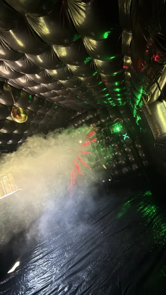 Rode en groene lasers door de rook in de clubtent