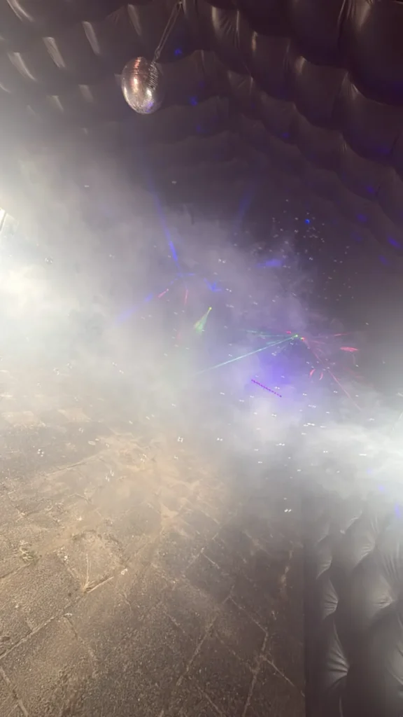 Spiegelbol en rook in de club tent tijdens een feest