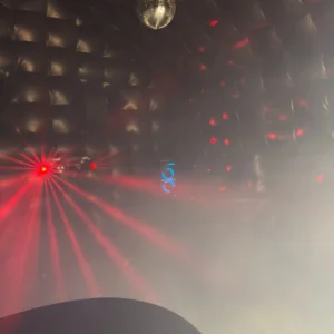 Interieur van de discotent met discobal, rode laser en rookmachine