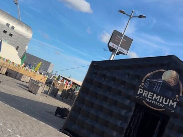 Opblaasbare partytent van 8x6 meter in Den Haag
